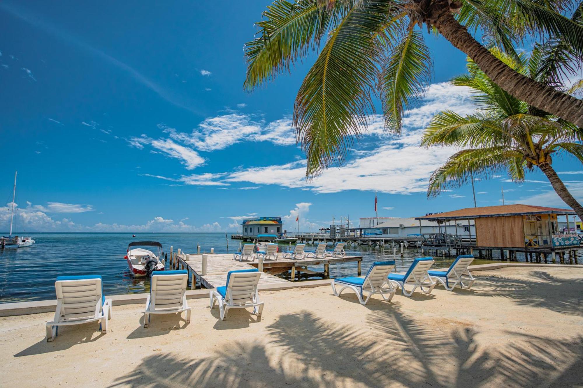 Sunbreeze Suites San Pedro  Exterior photo